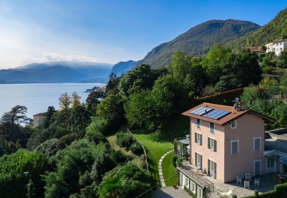 The beautiful lake view and the villa's large dining and relaxation areas create a unique, almost magical, atmosphere - Villa La Dolce