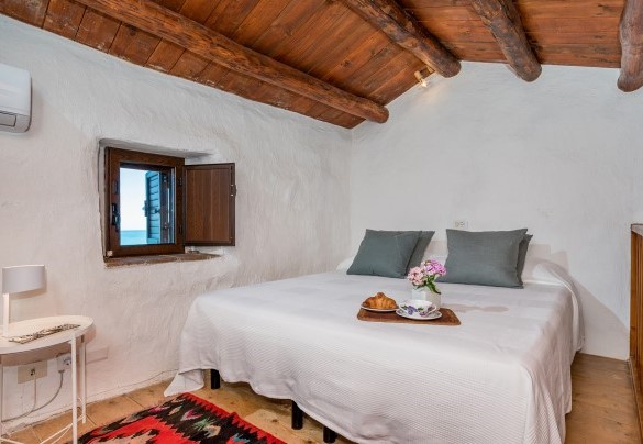 Il letto si trova nel soppalco - Villa La Giara