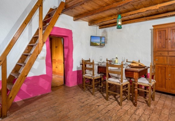 La zona pranzo sotto il soppalco - Villa La Giara