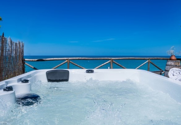 La jacuzzi con vista mare - Villa La Giara
