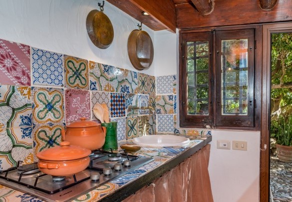 La cucina ha accesso diretto all’esterno - Villa La Giara