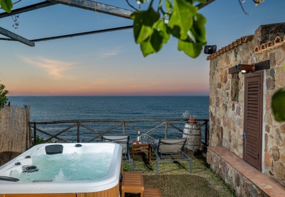 La zona jacuzzi al tramonto - Villa La Giara