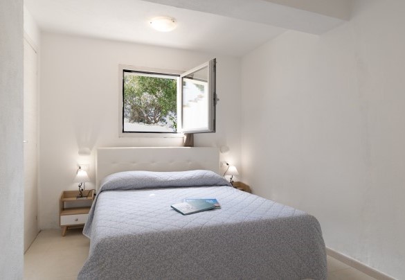 Double bedroom with walk-in closet n. 2 – Villa La Maddalena