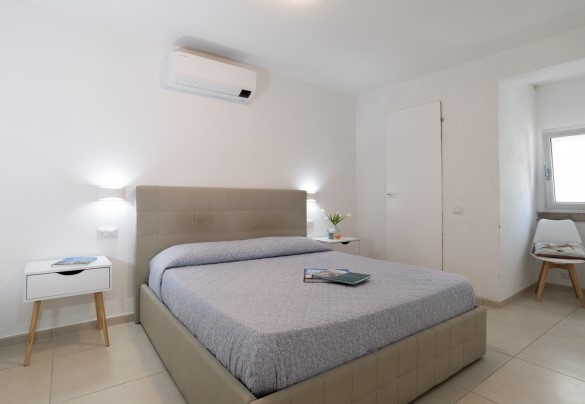 Double bedroom with walk-in closet no. 1 – Villa La Maddalena