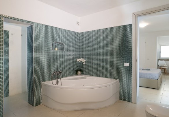 En-suite bathroom with shower and tub n.1 – Villa La Maddalena