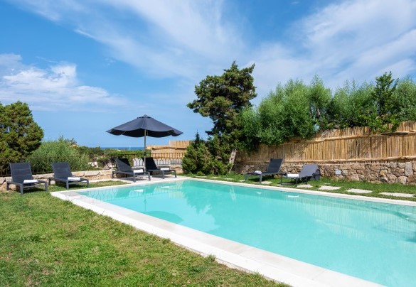 The swimming pool at the middle of the garden – Villa La Maddalena