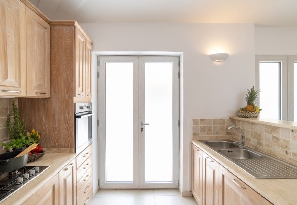 The kitchen equipped with island – Villa La Maddalena