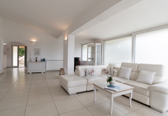 Living room with double sofa bed and view on the Marina di Porto Cervo -  Villa La Maddalena