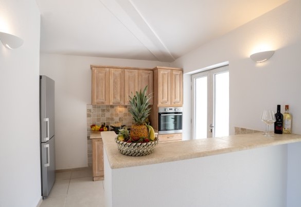 The kitchen equipped with island – Villa La Maddalena