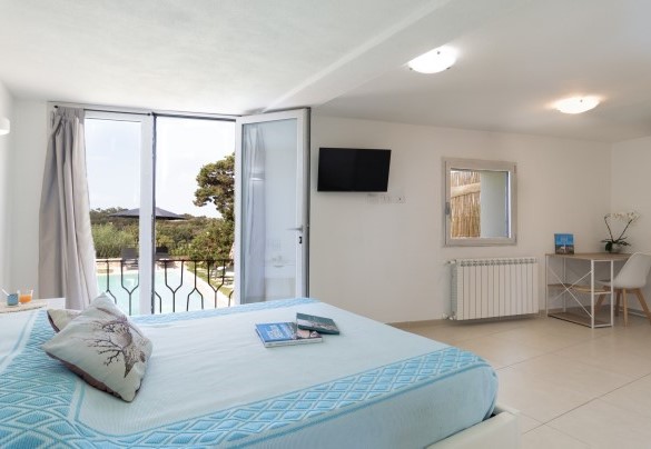 Double bedroom with walk-in closet  and swimming pool view n. 3 – Villa La Maddalena