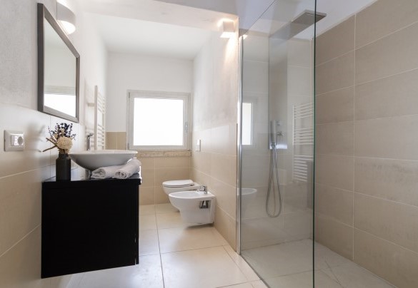 Bathroom with shower n.2 – Villa La Maddalena