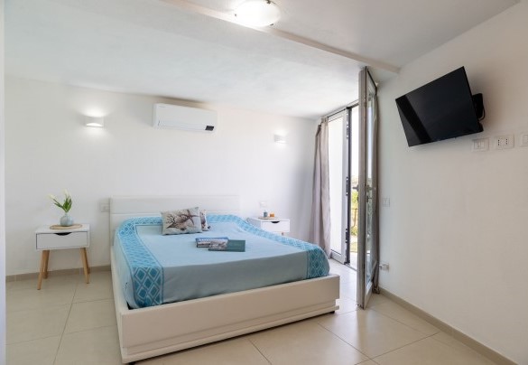 Double bedroom with walk-in closet  and swimming pool view n. 3 – Villa La Maddalena