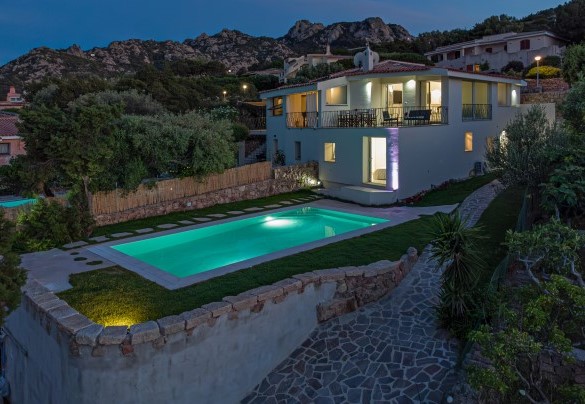 Night view of the villa and swimming pool – Villa La Maddalena