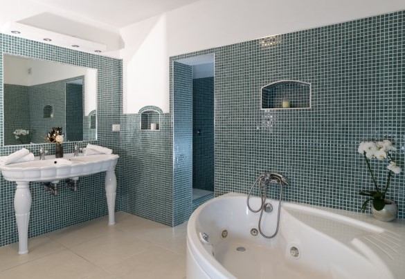 En-suite bathroom with shower and tub n.1 – Villa La Maddalena