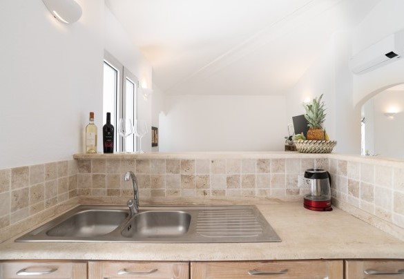 The kitchen equipped with island – Villa La Maddalena