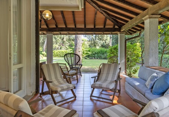 The second Portico set up with large sofas and armchairs for total relaxation - Villa La Meridiana