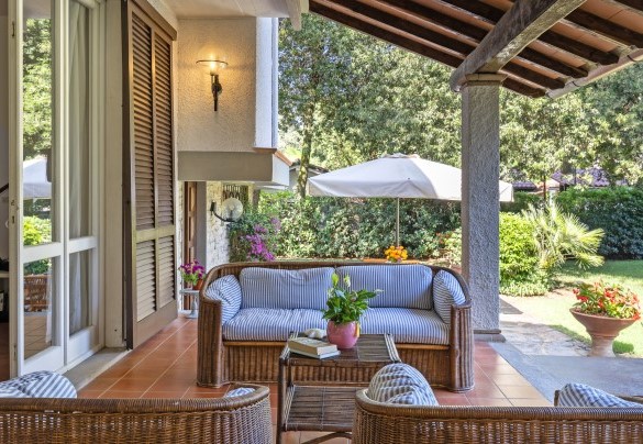 The second Portico set up with large sofas and armchairs for total relaxation - Villa La Meridiana