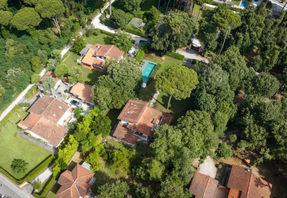 The park overlooks the sea is about 200 m away, and affords complete privacy - Villa La Meridiana