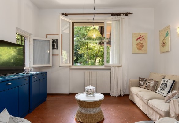 The dining area with table and chairs and, behind it, the sofa and TV area - Villa La Meridiana