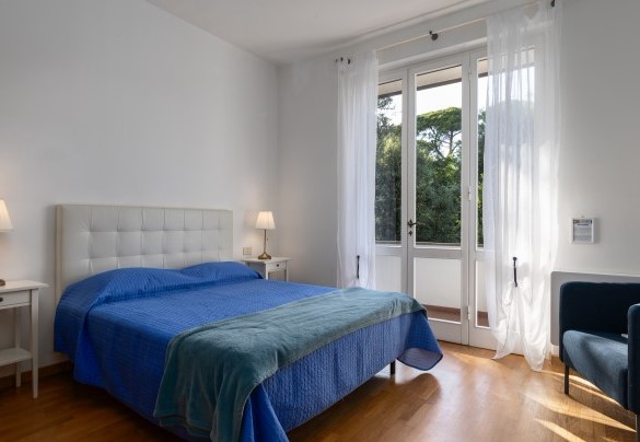 Double bedroom with ensuite bathroom with shower on first floor - Villa La Meridiana