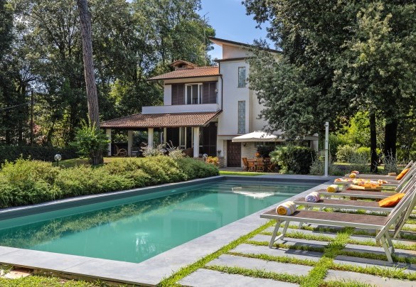 Villa La Meridiana is set within the Pineta Varenna, a completely-enclosed private park - Villa La Meridiana