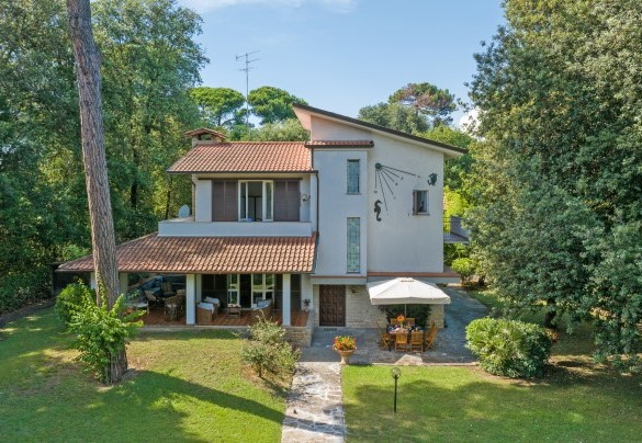 The property of Villa La Meridiana is characterised by about 1000 m of garden - Villa La Meridiana