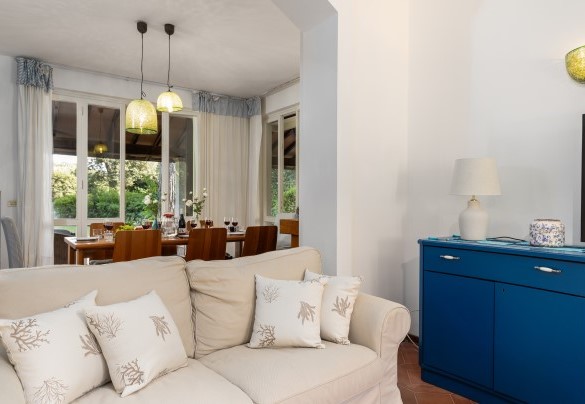 The dining area with table and chairs and, behind it, the sofa and TV area - Villa La Meridiana