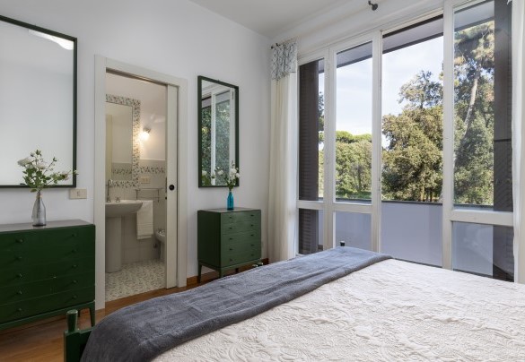 Double bedroom with ensuite bathroom with shower on first floor - Villa La Meridiana