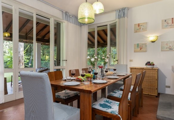 Table and chairs in the dining area - Villa La Meridiana