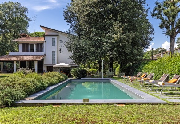 Pool area well-equipped with sunbeds, table and chairs - Villa La Meridiana
