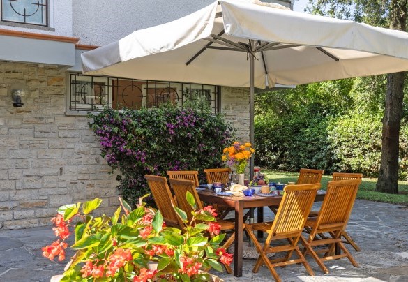 Pool area well-equipped with sunbeds, table and chairs - Villa La Meridiana