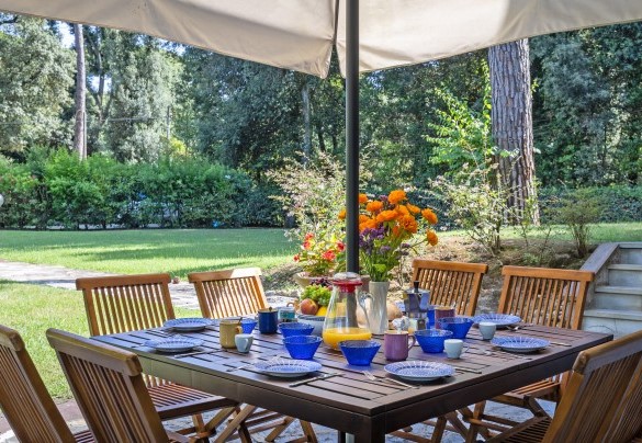 Pool area well-equipped with sunbeds, table and chairs - Villa La Meridiana