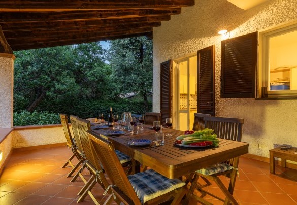 Portico set up with table and chairs for alfresco dining - Villa La Meridiana