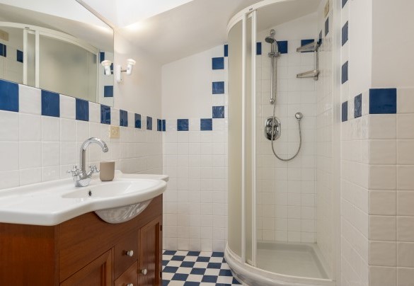 Double bedroom with ensuite bathroom with shower on attic floor - Villa La Meridiana
