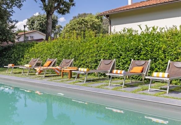 Pool area well-equipped with sunbeds, table and chairs - Villa La Meridiana