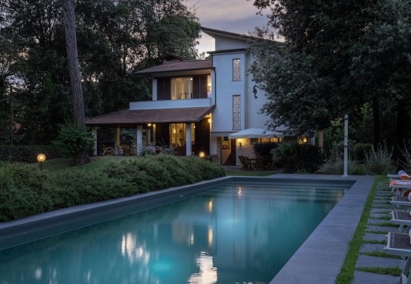 The Villa at dusk - Villa La Meridiana