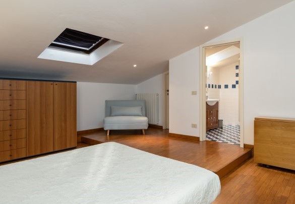 Double bedroom with ensuite bathroom with shower on attic floor - Villa La Meridiana