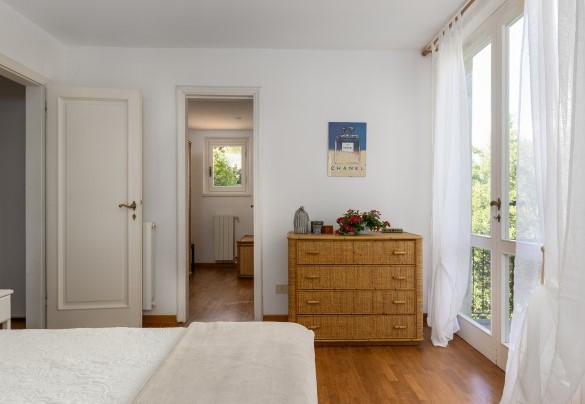 Double bedroom with ensuite bathroom with shower on first floor - Villa La Meridiana