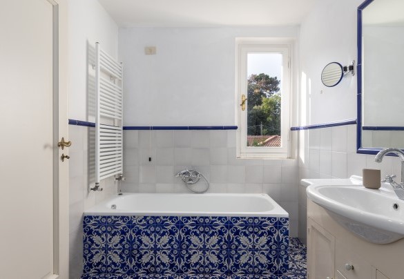 Ensuite bathroom with shower in the double bedroom on first floor - Villa La Meridiana