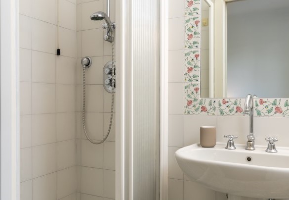 Ensuite bathroom with shower in the double bedroom on first floor - Villa La Meridiana