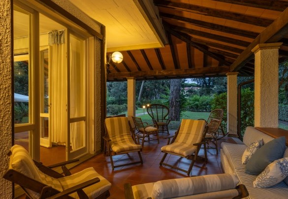 The second Portico set up with large sofas and armchairs for total relaxation - Villa La Meridiana
