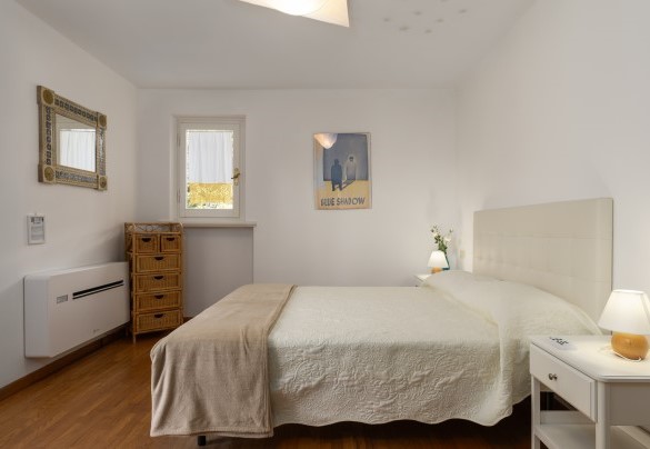 Double bedroom with ensuite bathroom with shower on first floor - Villa La Meridiana