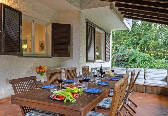Portico set up with table and chairs for alfresco dining - Villa La Meridiana
