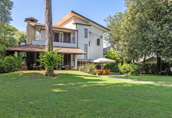 The park overlooks the sea is about 200 m away, and affords complete privacy - Villa La Meridiana