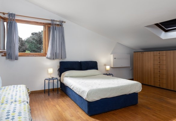Double bedroom with ensuite bathroom with shower on attic floor - Villa La Meridiana