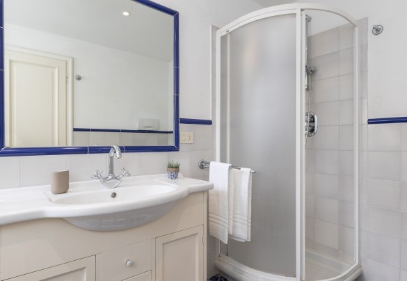 Ensuite bathroom with shower in the double bedroom on first floor - Villa La Meridiana