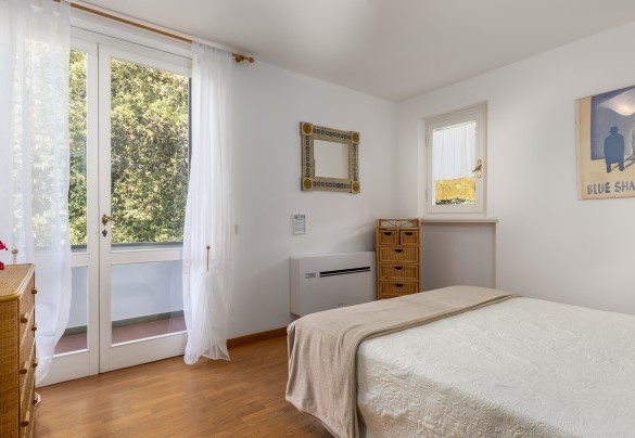 Double bedroom with ensuite bathroom with shower on first floor - Villa La Meridiana