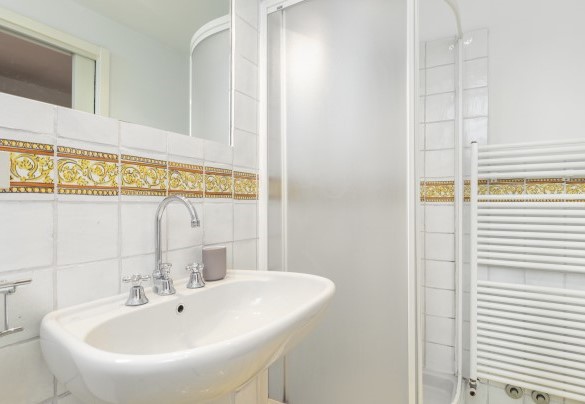 Ensuite bathroom with shower in the double bedroom on first floor - Villa La Meridiana