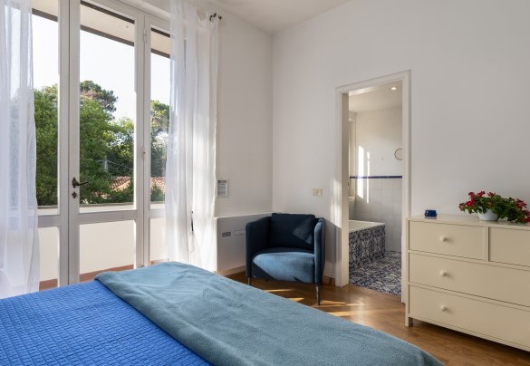 Double bedroom with ensuite bathroom with shower on first floor - Villa La Meridiana