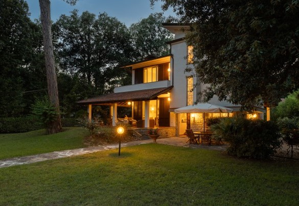 The Villa at dusk - Villa La Meridiana